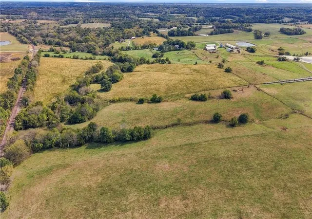 Photo 4 of Single family home for sale at 50 NE Highway 501 Rd, Warrensburg, MO 64093 | MLS# 2648079 | Listing updated on 2026-10-21