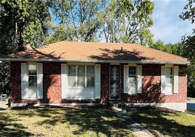 Single family home for sale at 3829 Stonewall Ct, Independence, MO 64055 | MLS# 2648095