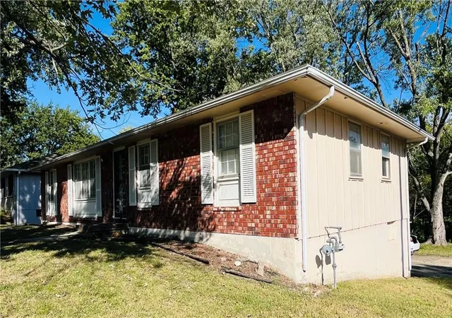 Photo 1 of Single family home for sale at 3829 Stonewall Ct, Independence, MO 64055 | MLS# 2648095 | Listing updated on 2026-10-21