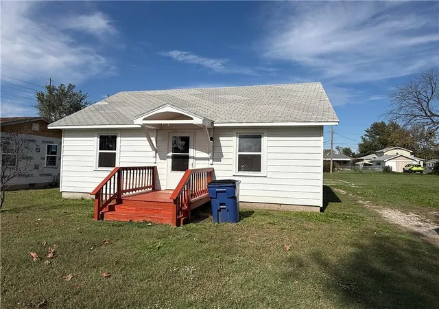 Photo 1 of Single family home for sale at 1612 W 6th Street, Coffeyville, KS 67337 | MLS# 2648099 | Listing updated on 2026-10-21