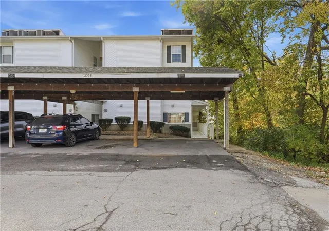 Listing Photo 2 - Condo for sale in building located at 2300 NE 68th St, Gladstone, MO 64118 - Unit #6