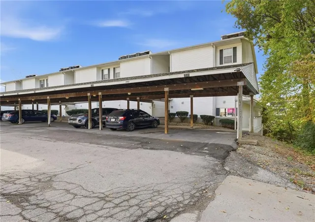 Listing Photo 1 - Condo for sale in building located at 2300 NE 68th St, Gladstone, MO 64118 - Unit #6