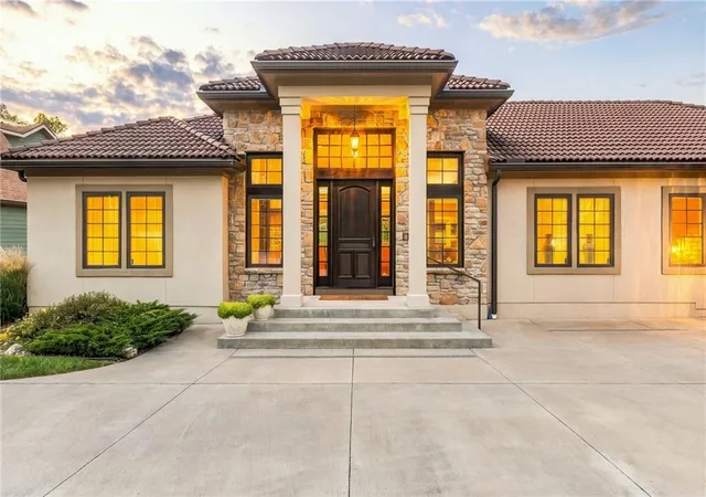 Photo 1 of Single family home for sale at 7810 NW Scenic Dr, Kansas City, MO 64152 | MLS# 2648133 | Listing updated on 2026-10-27