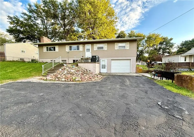 Photo 2 of Single family home for sale at 1216 W Crestview Dr, Maryville, MO 64468 | MLS# 2648134 | Listing updated on 2026-10-22