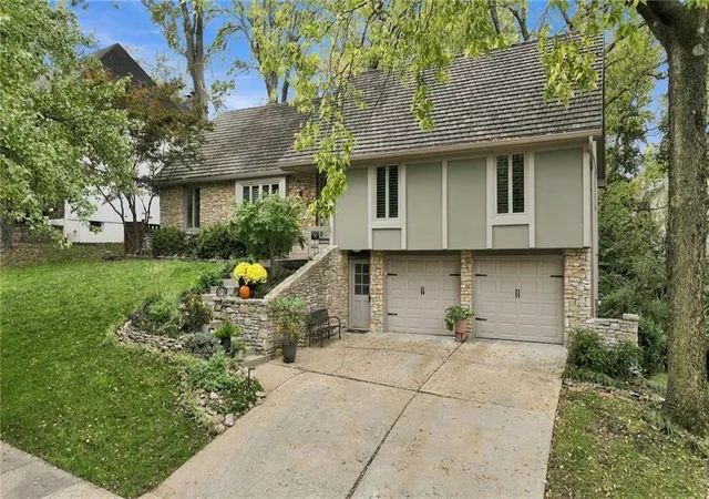 Single family home for sale at 505 NW 41st Street, Kansas City, MO 64116 | MLS# 2648139