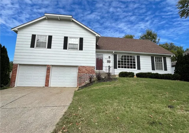 Photo 1 of Single family home for sale at 6926 W 101st Street, Overland Park, KS 66212 | MLS# 2648141 | Listing updated on 2026-10-22