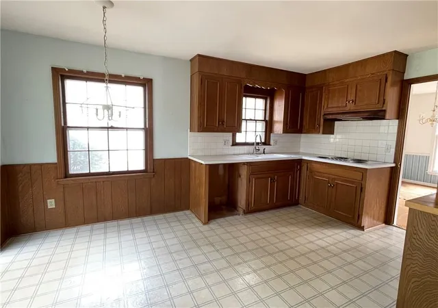 Photo 3 of Single family home for sale at 6926 W 101st Street, Overland Park, KS 66212 | MLS# 2648141 | Listing updated on 2026-10-22