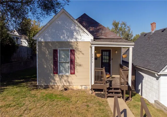 Single family home for sale at 2813 Penn St, Saint Joseph, MO 64507 | MLS# 2648149