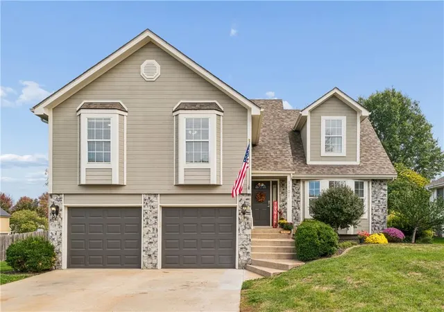 Photo 1 of Sale Pending at 1101 Se Windstar Dr, Lees Summit, MO 64081 | MLS# 2648151 | Listing updated on 2026-10-27