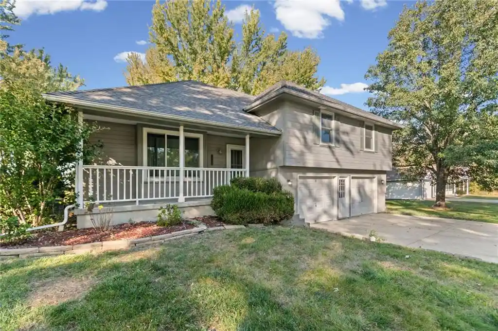 Photo 2 of Single family home for sale at 29408 Vickie Dr, Excelsior Springs, MO 64024 | MLS# 2648164 | Listing updated on 2026-10-23