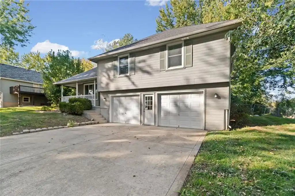 Photo 3 of Single family home for sale at 29408 Vickie Dr, Excelsior Springs, MO 64024 | MLS# 2648164 | Listing updated on 2026-10-23