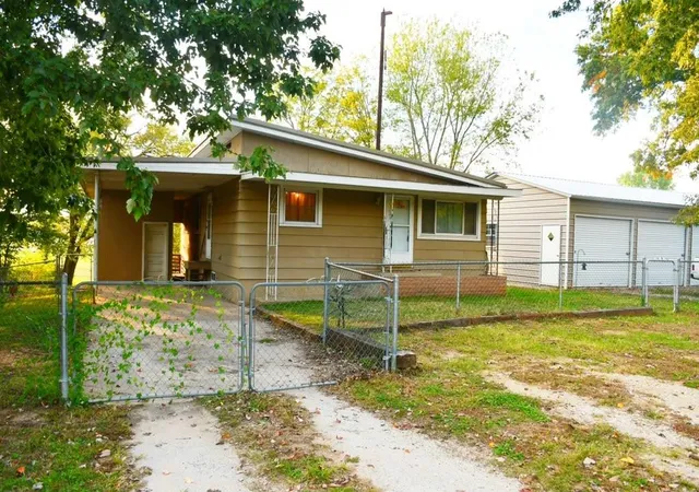 Photo 1 of Single family home for sale at 220 N Glenwood St, Coffeyville, KS 67337 | MLS# 2648179 | Listing updated on 2026-10-30