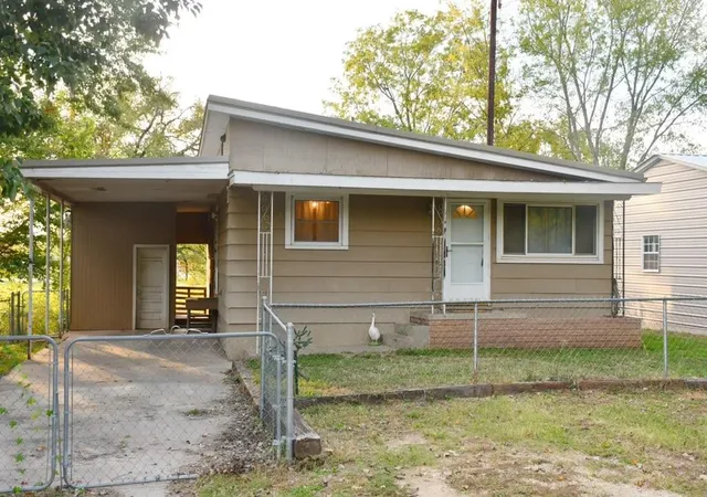 Photo 1 of Single family home for sale at 220 N Glenwood St, Coffeyville, KS 67337 | MLS# 2648179 | Listing updated on 2026-10-30