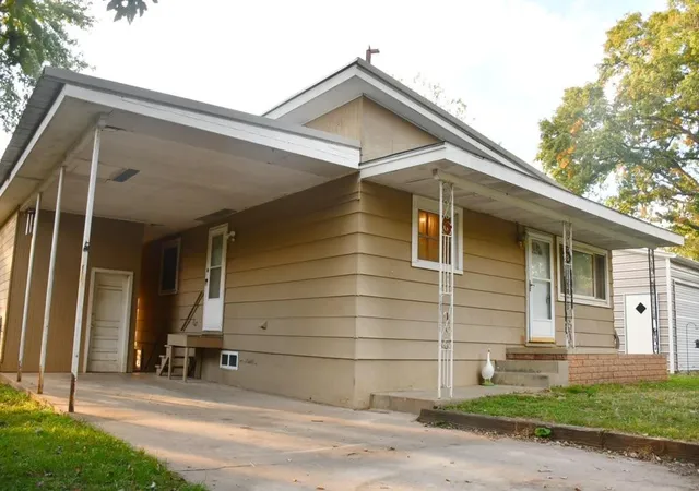Photo 3 of Single family home for sale at 220 N Glenwood St, Coffeyville, KS 67337 | MLS# 2648179 | Listing updated on 2026-10-30
