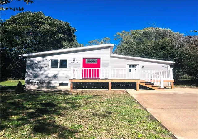 Photo 1 of Single family home for sale at 2107 Oscar St, Saint Joseph, MO 64505 | MLS# 2648189 | Listing updated on 2026-10-22