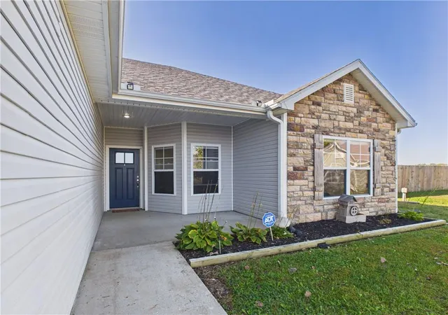 Photo 3 of Single family home for sale at 398 Se 981st Road, Knob Noster, MO 65336 | MLS# 2648207 | Listing updated on 2026-10-22