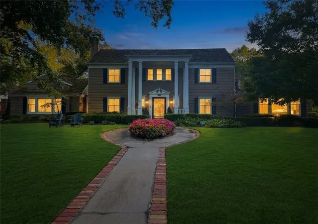 Photo 4 of Single family home for sale at 639 W 55 Street, Kansas City, MO 64113 | MLS# 2648217 | Listing updated on 2026-10-29