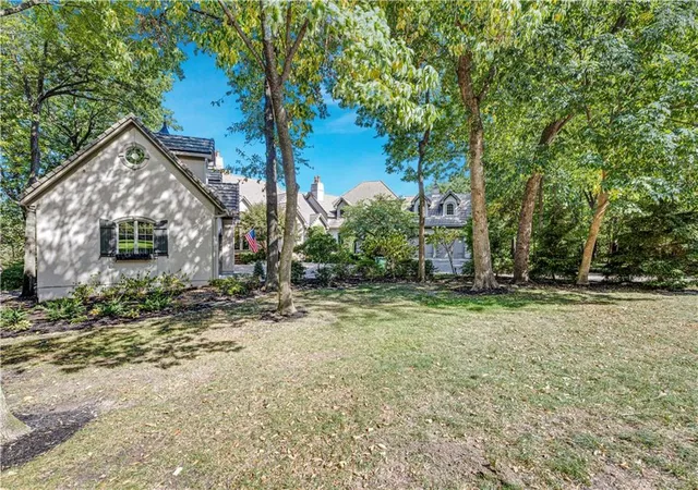 Photo 4 of Single family home for sale at 60 E Dundee Cir, Village Of Loch Lloyd, MO 64012 | MLS# 2648218 | Listing updated on 2026-10-23