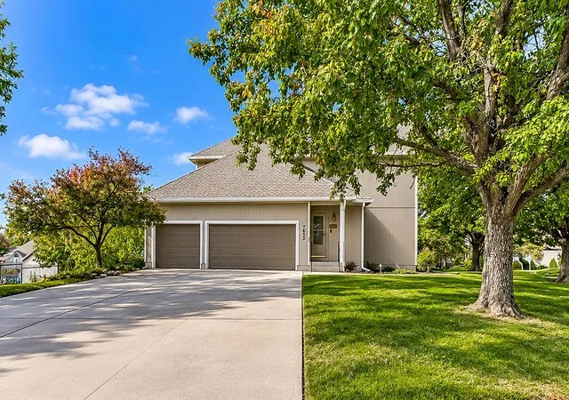 Photo 3 of Single family home for sale at 6732 Legler St, Shawnee, KS 66217 | MLS# 2648219 | Listing updated on 2026-10-30