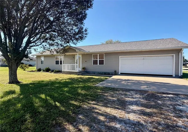Photo 2 of Single family home for sale at 1004 S 15th Street, Burlington, KS 66839 | MLS# 2648233 | Listing updated on 2026-10-22