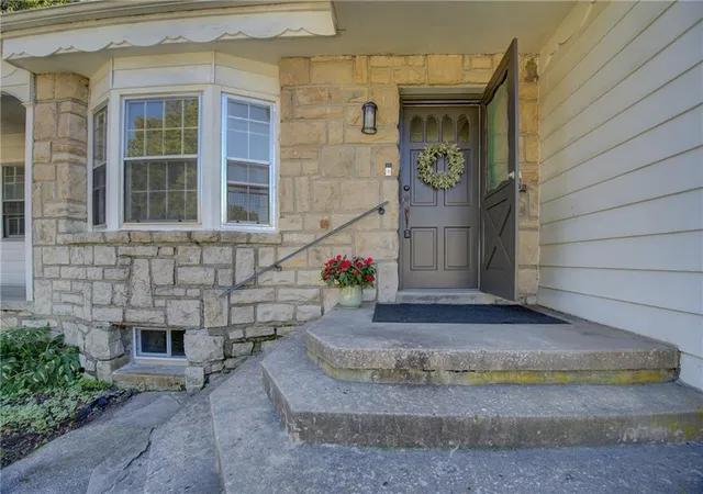 Photo 2 of Sale Pending at 207 Sw 3rd Street, Lees Summit, MO 64063 | MLS# 2648234 | Listing updated on 2026-10-26