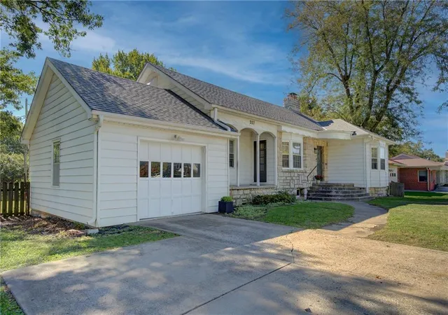 Photo 3 of Sale Pending at 207 Sw 3rd Street, Lees Summit, MO 64063 | MLS# 2648234 | Listing updated on 2026-10-26