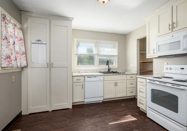 Photo 3 of Sale Pending at 15545 Hickory St, Basehor, KS 66007 | MLS# 2648239 | Listing updated on 2026-10-23