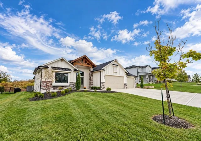 Photo 2 of Single family home for sale at 1616 Sw 27th Street, Lees Summit, MO 64082 | MLS# 2648258 | Listing updated on 2026-10-22