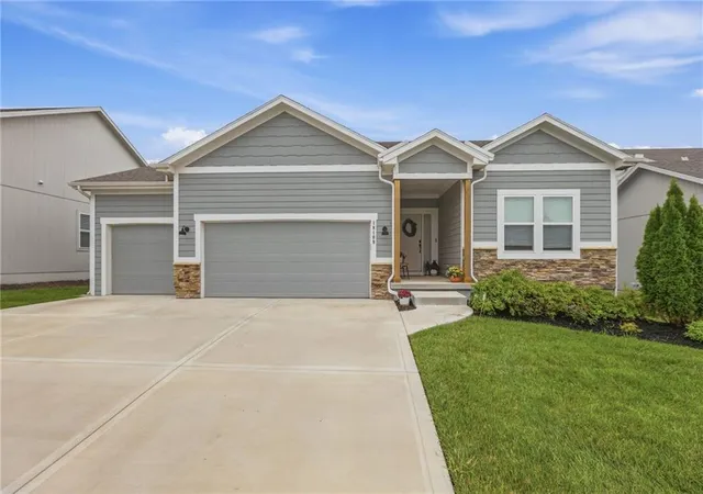 Single family home for sale at 18109 Haskins St, Bucyrus, KS 66013 | MLS# 2648277