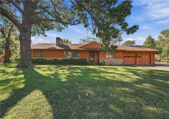 Photo 1 of Single family home for sale at 300 Crestview Dr, Parsons, KS 67357 | MLS# 2648298 | Listing updated on 2026-10-23