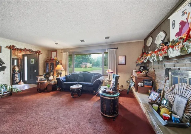 Photo 3 of Single family home for sale at 300 Crestview Dr, Parsons, KS 67357 | MLS# 2648298 | Listing updated on 2026-10-23