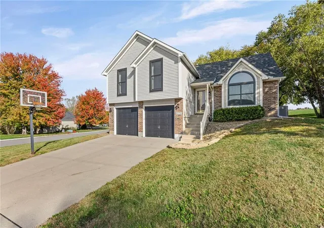 Single family home for sale at 4075 N 107th Terrace, Kansas City, KS 66109 | MLS# 2648313