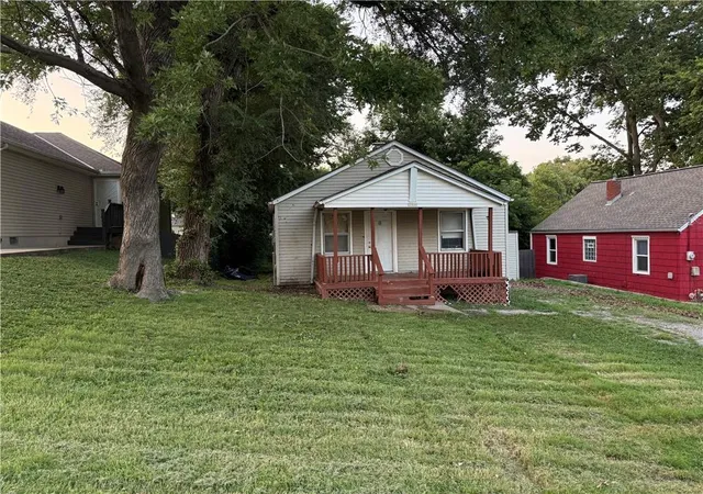 Photo 1 of Sale Pending at 2000 Ne 37th Terrace, Kansas City, MO 64116 | MLS# 2648323 | Listing updated on 2026-10-27