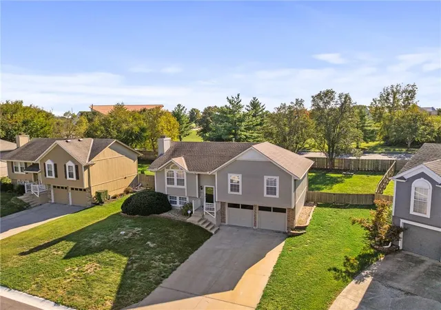 Photo 1 of Single family home for sale at 2513 SE Winchester Dr, Lee's Summit, MO 64063 | MLS# 2648341 | Listing updated on 2026-10-23