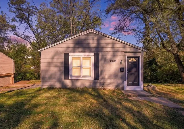 Single family home for sale at 10030 E 22nd Street, Independence, MO 64052 | MLS# 2648363