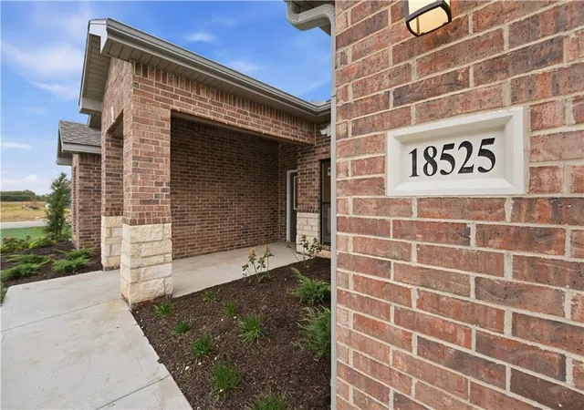 Photo 3 of Single family home for sale at 18525 W 195th Street, Spring Hill, KS 66083 | MLS# 2648368 | Listing updated on 2026-10-23