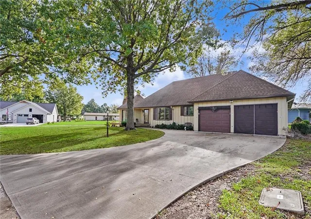Photo 2 of Single family home for sale at 17 Lakeridge Rd, Garnett, KS 66032 | MLS# 2648373 | Listing updated on 2026-10-23