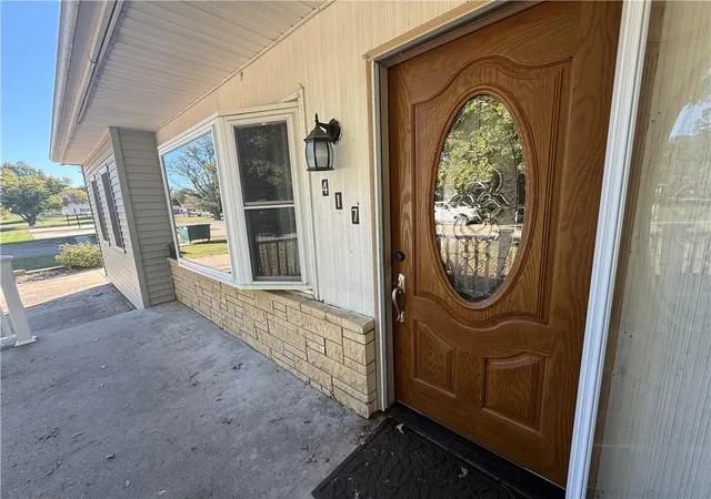 Photo 2 of Single family home for sale at 417 Cheyenne Ave, Hiawatha, KS 66434 | MLS# 2648377 | Listing updated on 2026-10-23