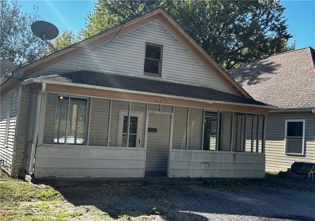 Single family home for sale at 614 Hardin St, Saint Joseph, MO 64505 | MLS# 2648378