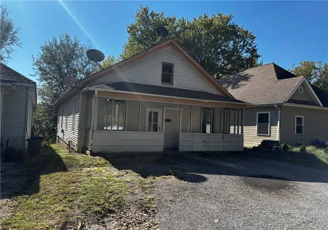 Photo 1 of Single family home for sale at 614 Hardin St, Saint Joseph, MO 64505 | MLS# 2648378 | Listing updated on 2026-10-29