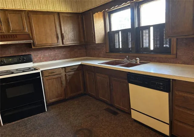 Photo 2 of Single family home for sale at 604 W 6th Street, Coffeyville, KS 67337 | MLS# 2648401 | Listing updated on 2026-10-22
