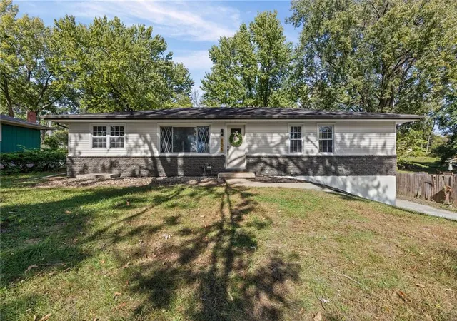 Single family home for sale at 806 Howard Ln, Liberty, MO 64068 | MLS# 2648402