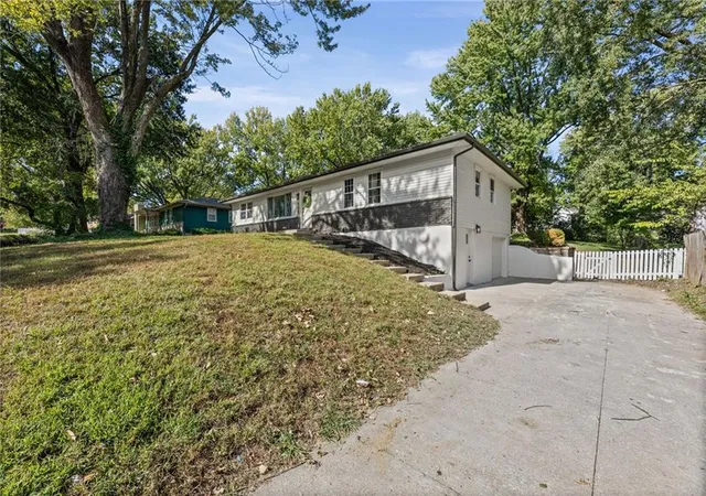 Photo 1 of Single family home for sale at 806 Howard Ln, Liberty, MO 64068 | MLS# 2648402 | Listing updated on 2026-10-24