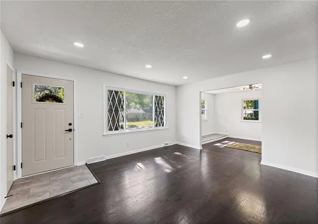 Photo 2 of Single family home for sale at 806 Howard Ln, Liberty, MO 64068 | MLS# 2648402 | Listing updated on 2026-10-24