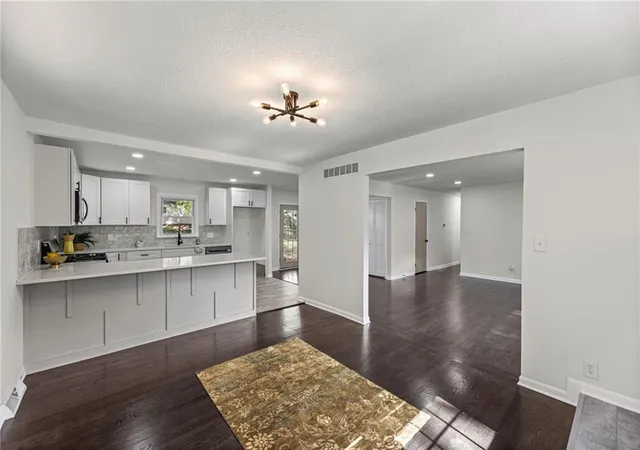 Photo 4 of Single family home for sale at 806 Howard Ln, Liberty, MO 64068 | MLS# 2648402 | Listing updated on 2026-10-24
