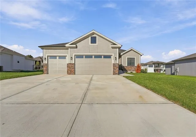 Photo 2 of Single family home for sale at 2605 NE Crestview St, Blue Springs, MO 64029 | MLS# 2648405 | Listing updated on 2026-10-25