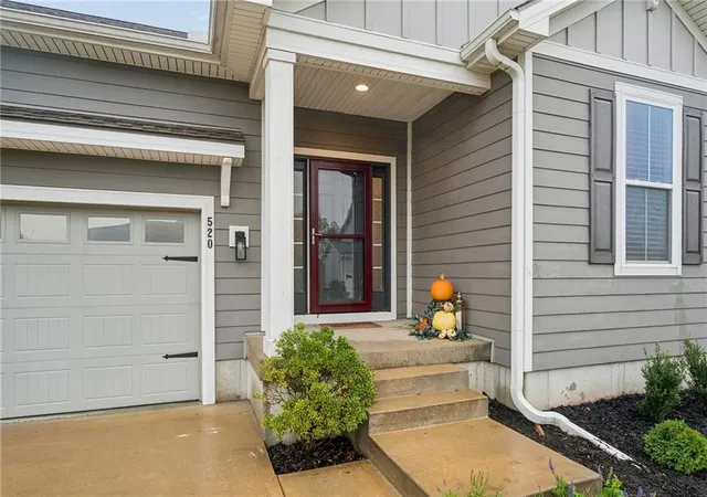 Photo 1 of Single family home for sale at 520 SW Haverford Rd, Lees Summit, MO 64081 | MLS# 2648416 | Listing updated on 2026-10-26