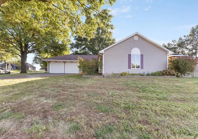 Photo 1 of Single family home for sale at 44 Hubbard Pl, Lathrop, MO 64465 | MLS# 2648417 | Listing updated on 2026-10-28