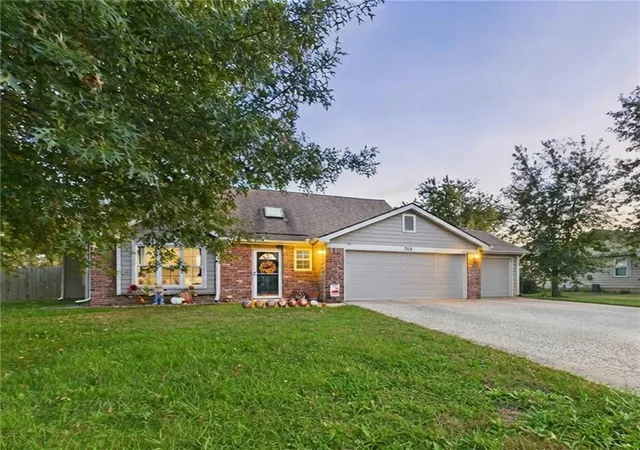 Single family home for sale at 790 Myers Dr, Tonganoxie, KS 66086 | MLS# 2648440