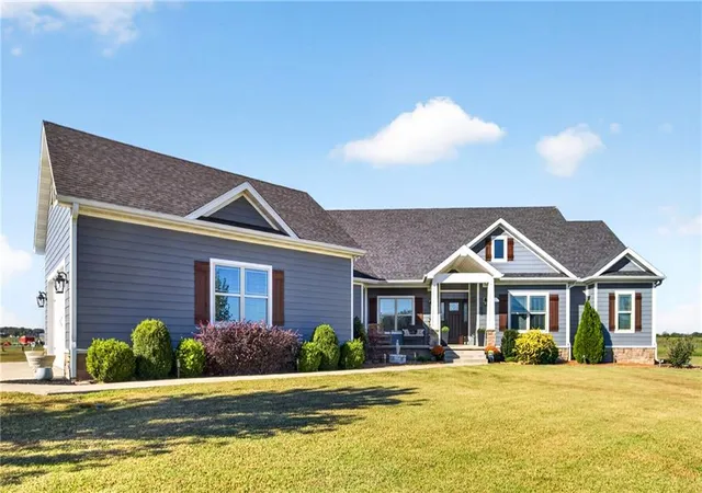 Photo 2 of Single family home for sale at 183 Deer Crk Ct, Pittsburg, KS 66762 | MLS# 2648449 | Listing updated on 2026-10-23